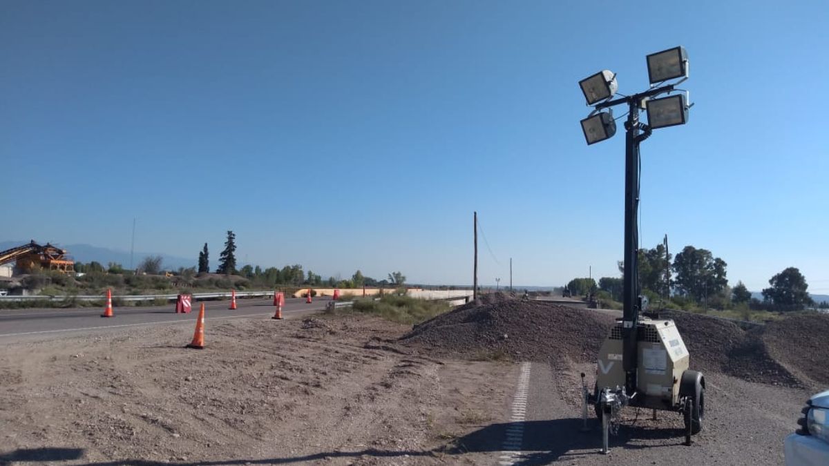 Desde la Dirección Nacional de Vialidad informaron este sábado que quedó habilitada -con precaución- la Ruta Nacional 40 gracias a un bypass realizado en la zona del derrumbado puente sobre el arroyo seco Los Pozos, colapsado por una aluvión en la madrugada del sábado.&nbsp;