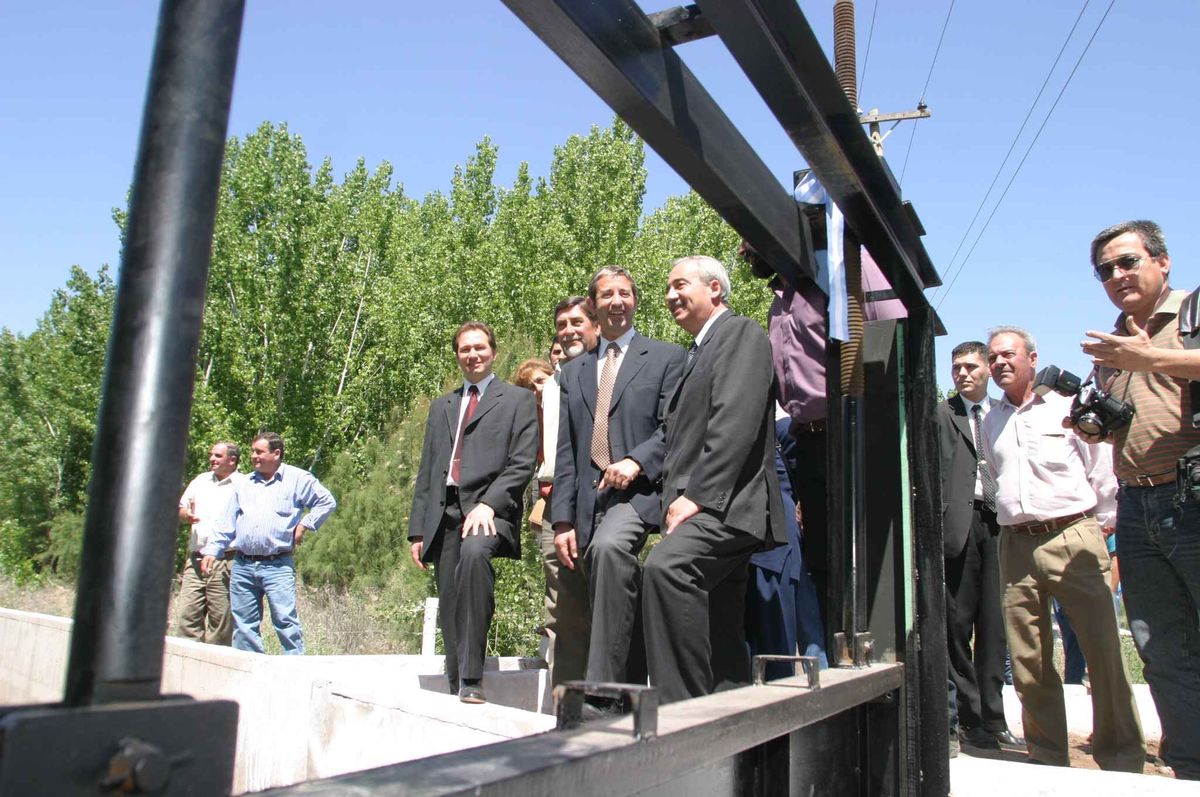 Roberto Righi en un acto político con dirigentes de Irrigación junto al entonces gobernador Julio Cobos.