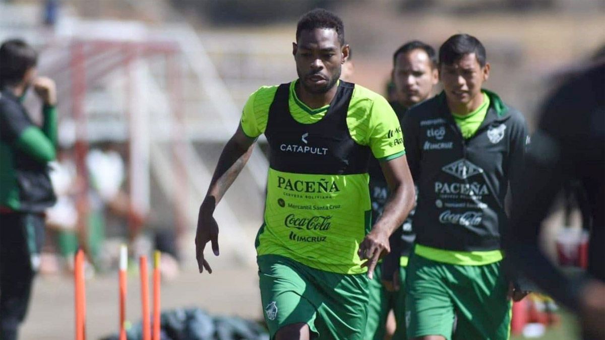 Juega para Bolivia y quiere sí o sí la camiseta de Messi