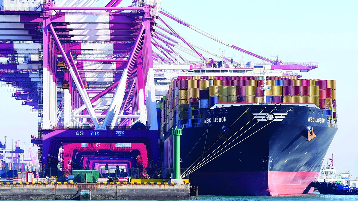 Se descarga cargamento en el puerto de Qingdao