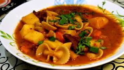 El guiso de fideos moñitos es una de las recetas más ricas y abundantes para los días de frío que se aproximan.