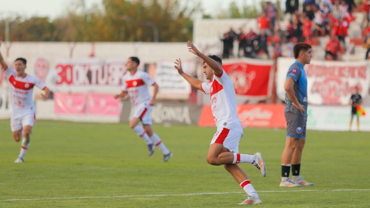 Ezequiel Cérica anotó el segundo gol de Huracán Las Heras frente a Ciudad Bolívar.