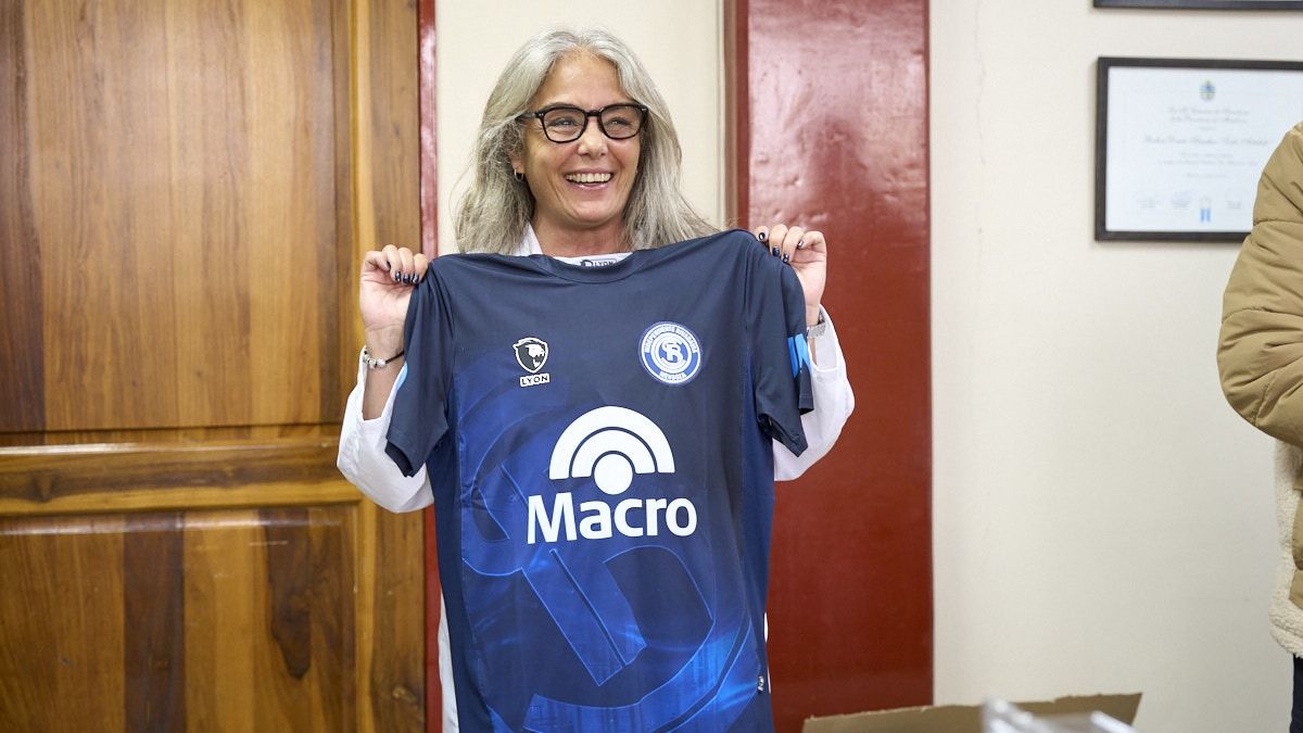La directora del hospital recibió su camiseta de la Lepra. La directora del hospital recibió su camiseta de la Lepra.