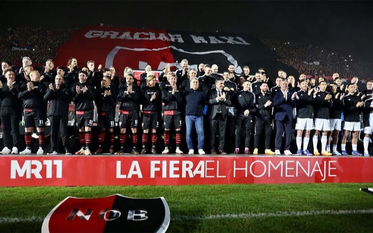 Los invitados posaron para la foto tras la presentación. Los invitados posaron para la foto tras la presentación.