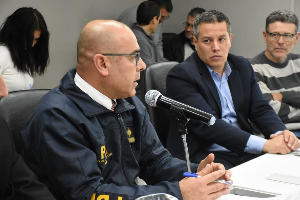 El subcomisario Osvaldo Araujo (a la izquierda) acompañó al subsecretario Marcelo D'Agostino para explicar la regulación de la compra y venta de bienes usados. El subcomisario Osvaldo Araujo (a la izquierda) acompañó al subsecretario Marcelo D'Agostino para explicar la regulación de la compra y venta de bienes usados.