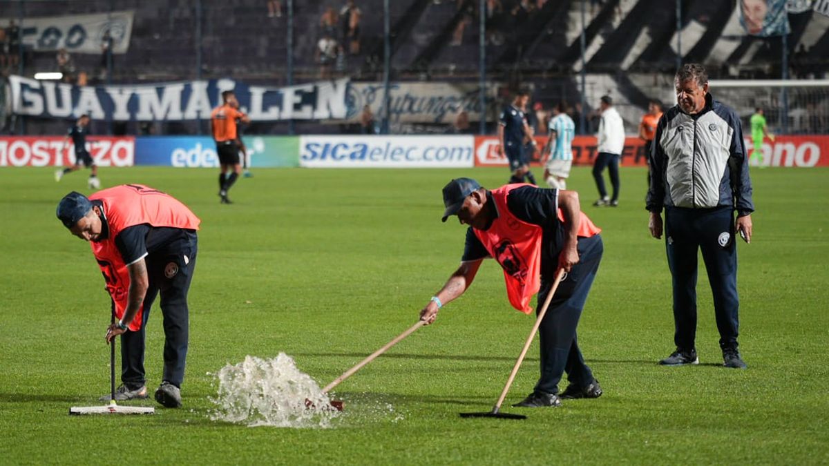 Hubo que trabajar en el campo de juego para poder continuar el partido.