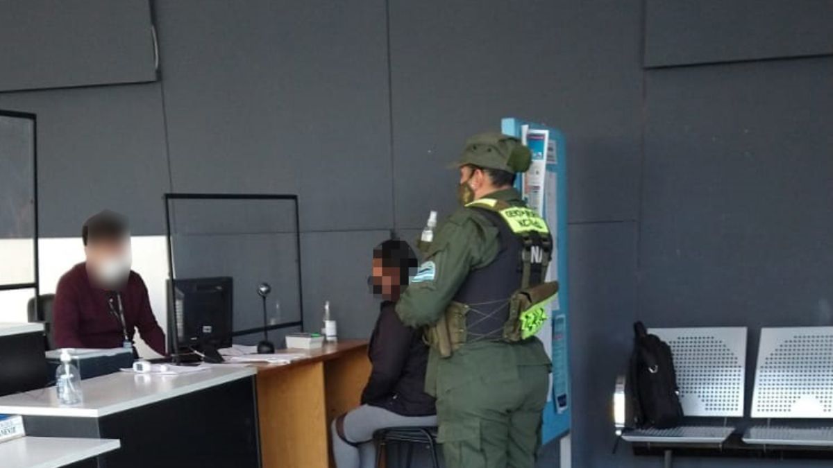 La ciudadana boliviana que realizaba la tramitación para radicarse en nuestra país, y en Mendoza, fue identificada como prófuga de la justicia y era buscada por Interpol, por lo que se dio aviso a Gendarmería, que la detuvo en las oficinas migratorias.