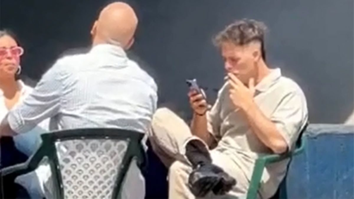 Santiago Maratea no se privó de comer un chori en el puente del Tomba.