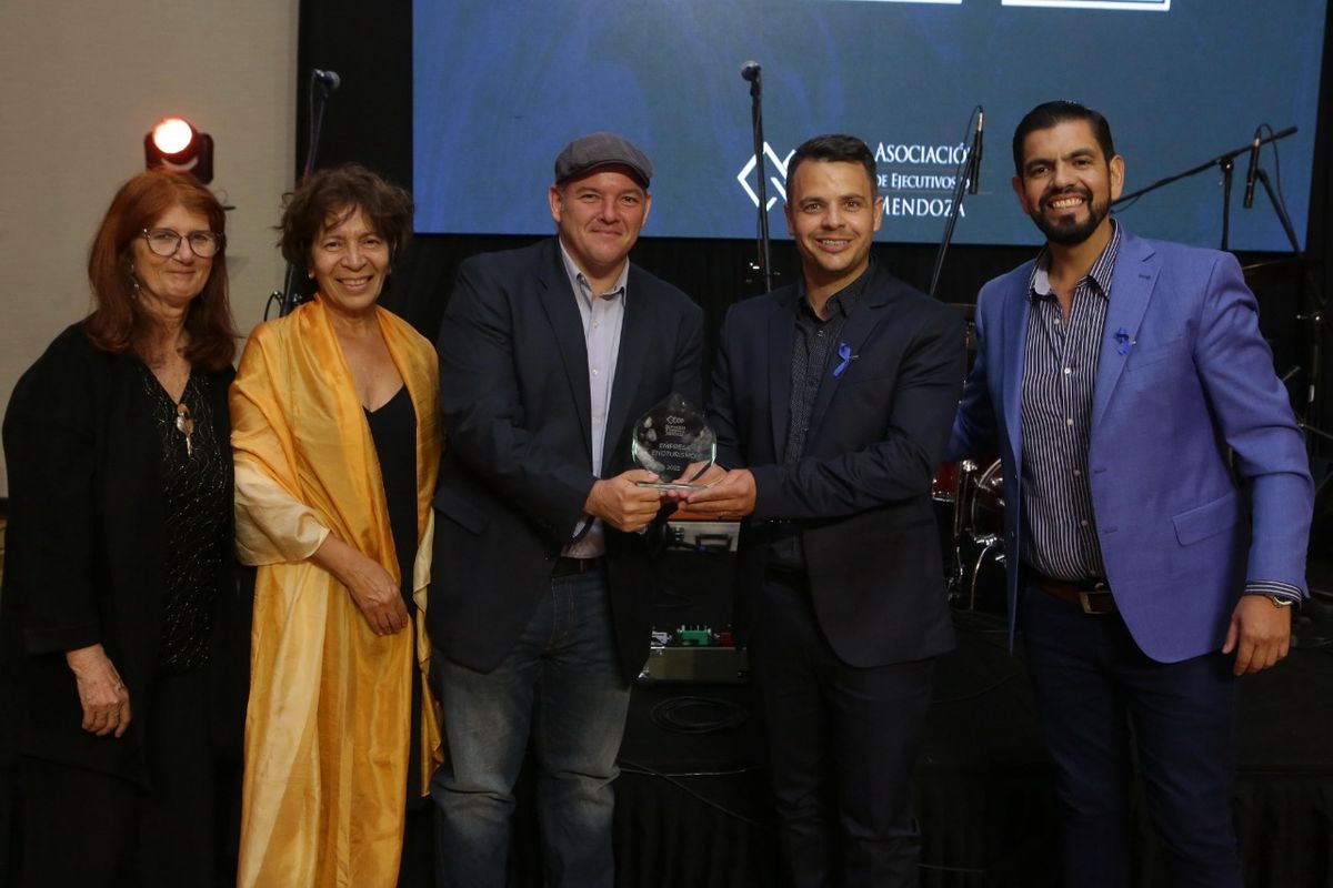 Integrantes de Casa Petrini y de bodega Catena Zapata recibieron el premio en Enoturismo.