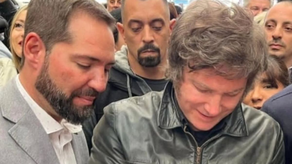 El concejal Martín Antolín junto a Javier Milei en el almuerzo de las Fuerzas Vivas, en San Rafael. El concejal Martín Antolín junto a Javier Milei en el almuerzo de las Fuerzas Vivas, en San Rafael.