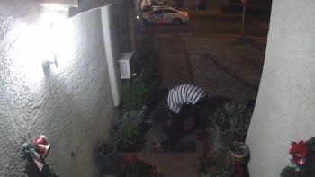 Video: Una cámara graba el momento en que un hombre ataca y secuestra a una mujer