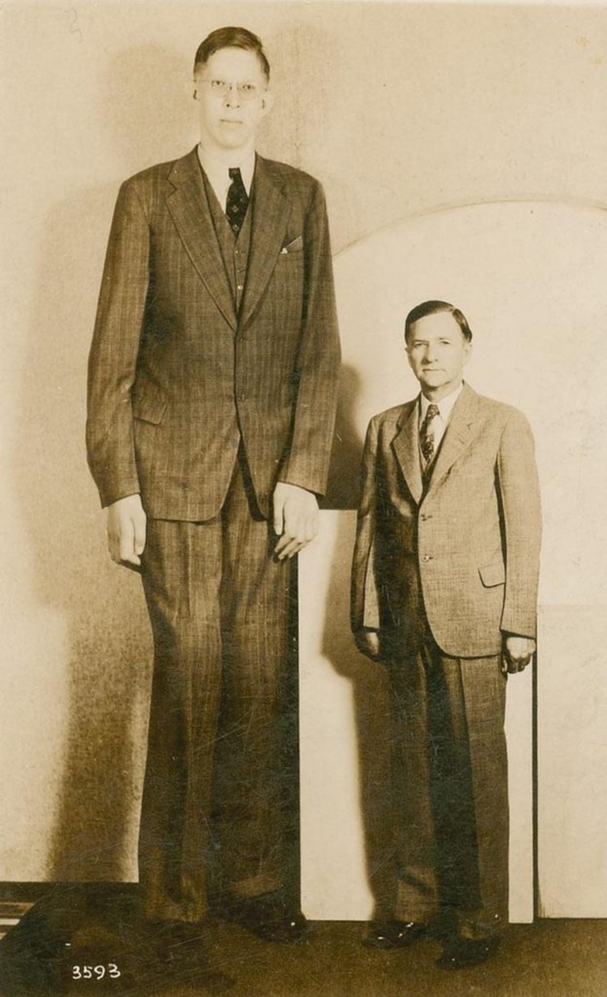 Robert Wadlow junto a su papá, que medía 1,82 metros. / Gentileza Robert Wadlow junto a su papá, que medía 1,82 metros. / Gentileza