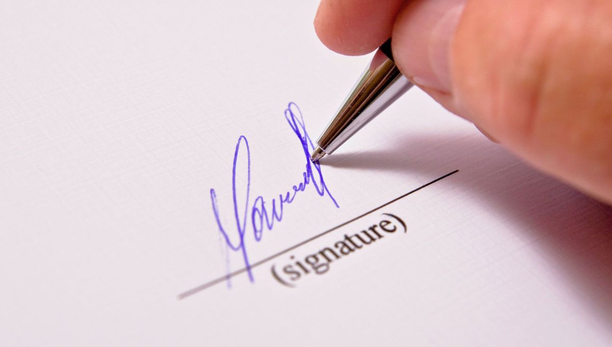 Qué significa cuando una persona firma con su nombre completo
