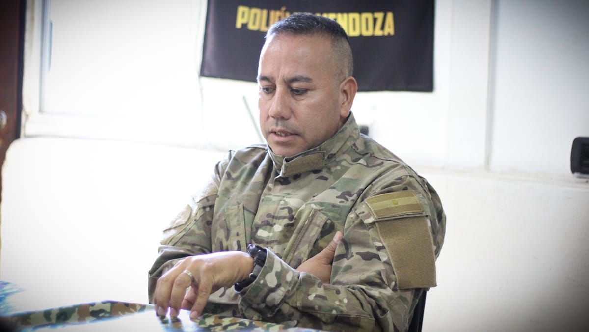 Comisario Javier Ortiz, jefe de las Fuerzas de Operaciones Especiales de la Policía de Mendoza. Comisario Javier Ortiz, jefe de las Fuerzas de Operaciones Especiales de la Policía de Mendoza.