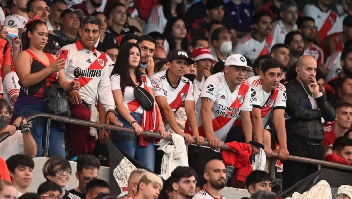 Los hinchas de River destrozaron a un titular pese a la victoria por Copa Argentina