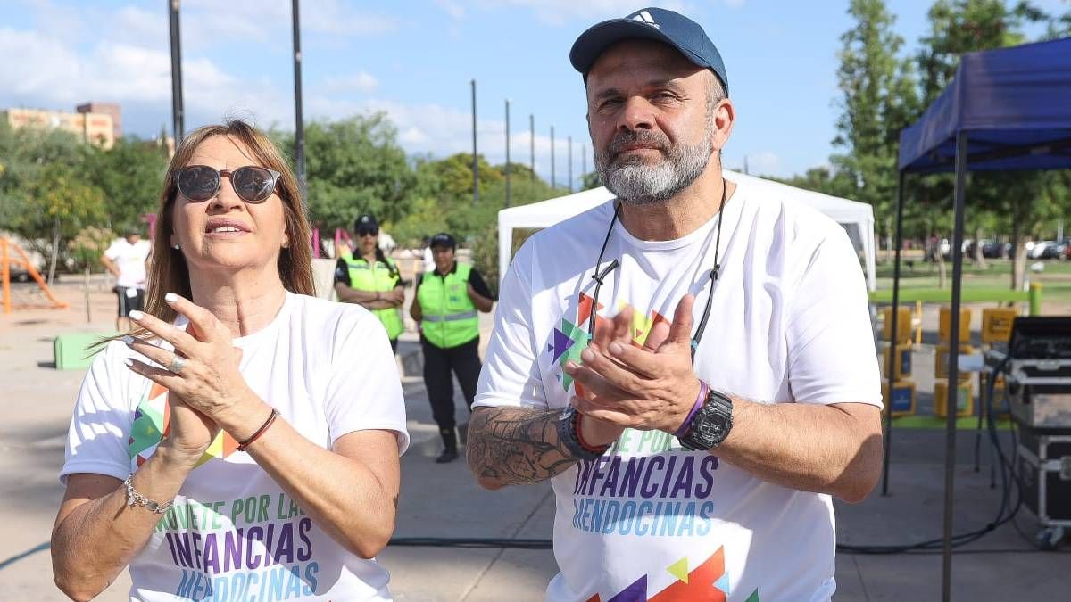 Alejandra Perinetti y Pablo Espina aplauden a los primeros en llegar. Alejandra Perinetti y Pablo Espina aplauden a los primeros en llegar.