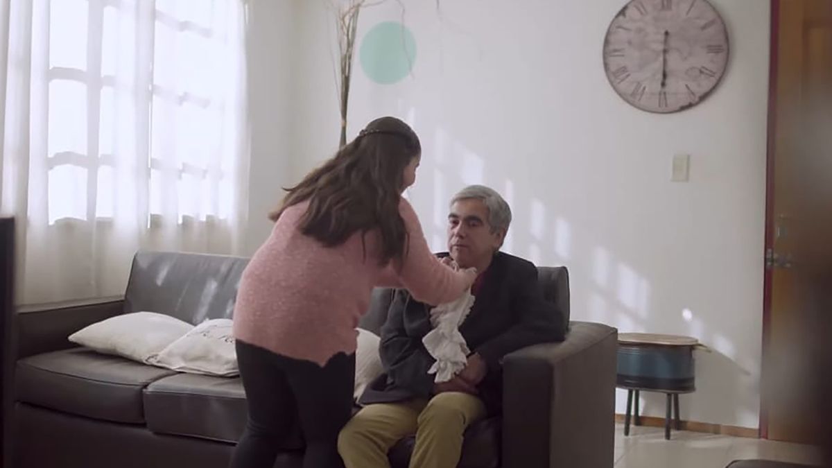 Selene, la niña lasherina del Día de la Bandera