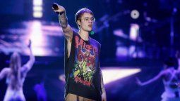 Justin Bieber le dio un puñetazo en la boca a un fan antes de empezar un show en Barcelona