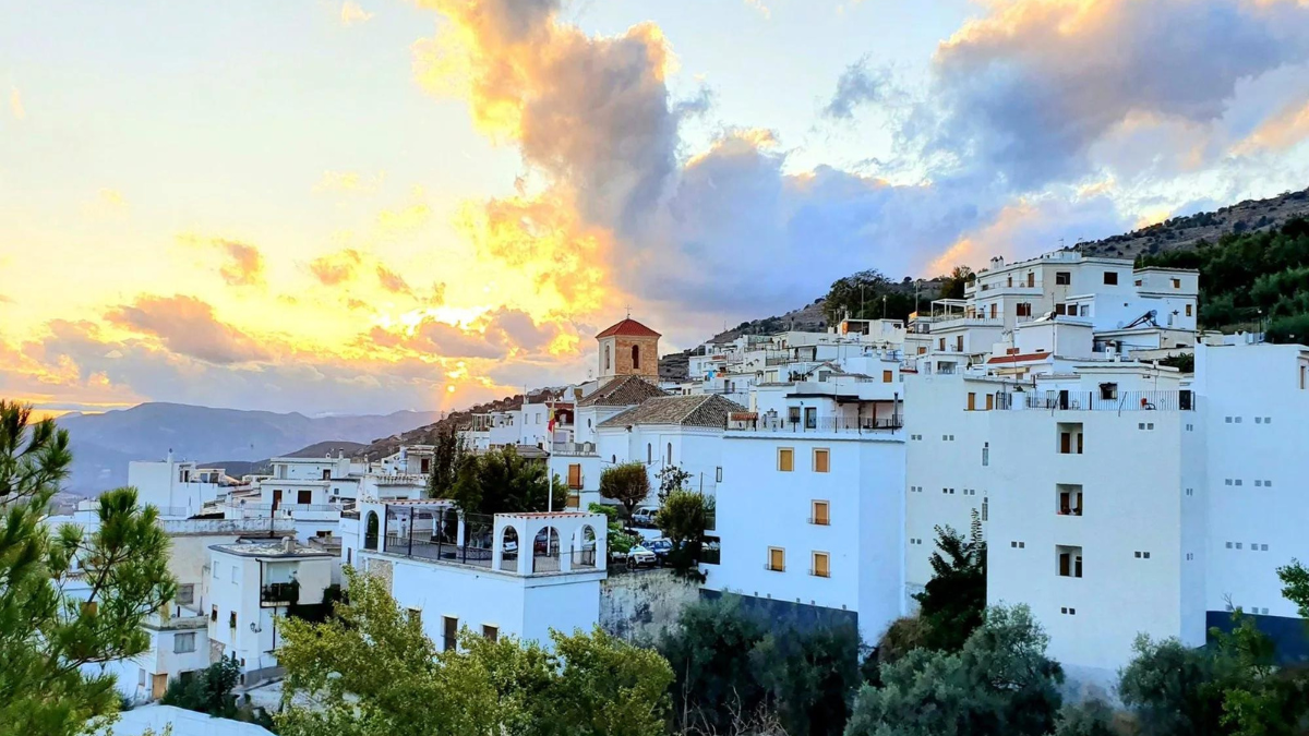 Este pueblo ha sido considerado como uno de los más extraños de Granada, según National Geographic. Este pueblo ha sido considerado como uno de los más extraños de Granada, según National Geographic.