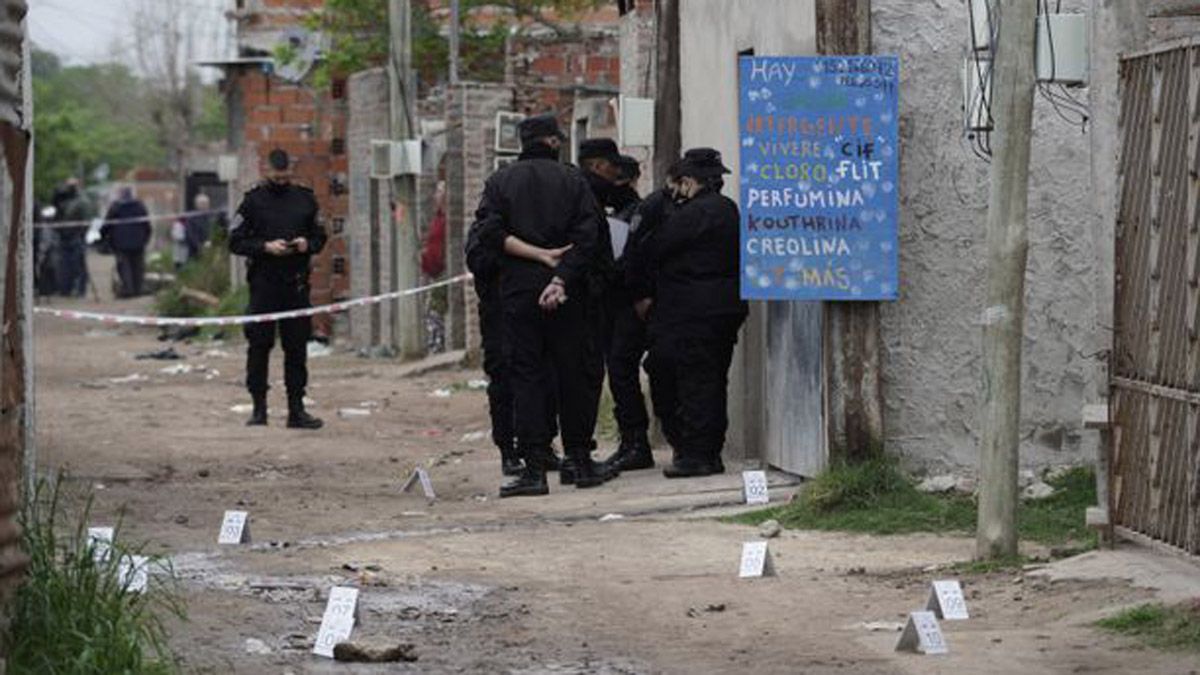 Los cinco sujetos ingresaron a la vivienda rompiendo las puertas y asesinaron a un joven de 32 balazos en un barrio de la ciudad de Rosario