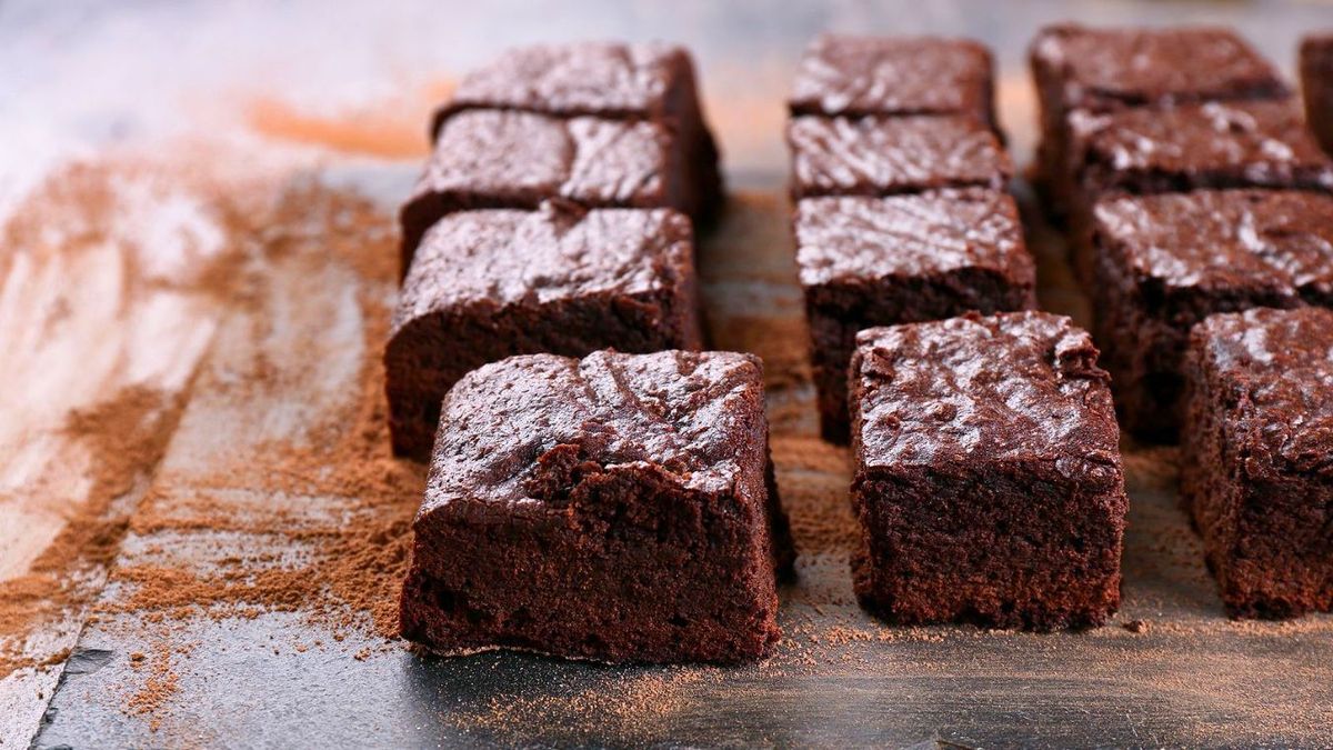 El brownie saludable se puede preparar con chocolate o una mezcla de cacao amargo y banana (o manzana rallada). El brownie saludable se puede preparar con chocolate o una mezcla de cacao amargo y banana (o manzana rallada).