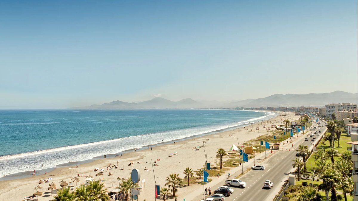 La vista masiva de turistas capitalinos en ciudades como La Serena tuvo como consecuencia el aumento de casos de coronavirus y el retorno a la Fase 1 en 23 comunas chilenas.
