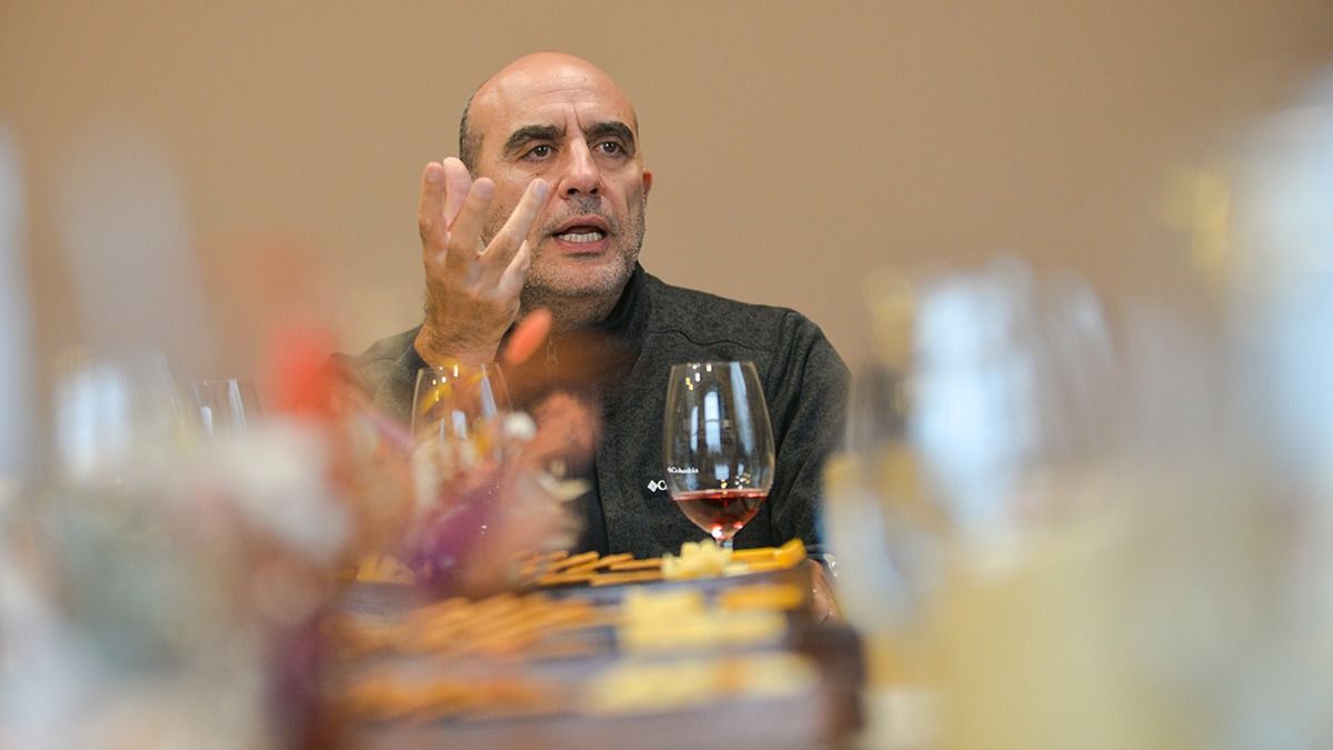 Su propósito con los vinos que elabora en España es revalorizar variedades de uvas olvidadas y que hacen al origen vitivinícola de aquel país. Su propósito con los vinos que elabora en España es revalorizar variedades de uvas olvidadas y que hacen al origen vitivinícola de aquel país.