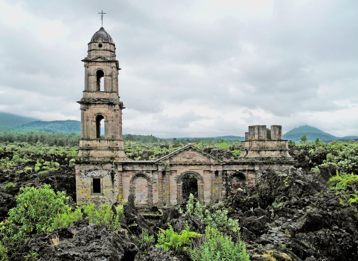 Iglesia de Nuevo San Juan Parangaricutiro, ubicada en México. Iglesia de Nuevo San Juan Parangaricutiro, ubicada en México.