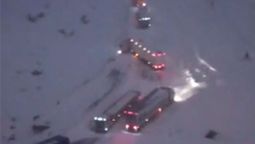 Imagen aérea del momento que un camión quedó cruzado en plena ruta en medio de un fuerte temporal de nieve en Alta Montaña.