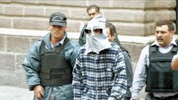 Uno de los voceros de los amotinados en la cárcel de Boulogne Sur Mer es custodiado por el Grupo GRIS. Uno de los voceros de los amotinados en la cárcel de Boulogne Sur Mer es custodiado por el Grupo GRIS.