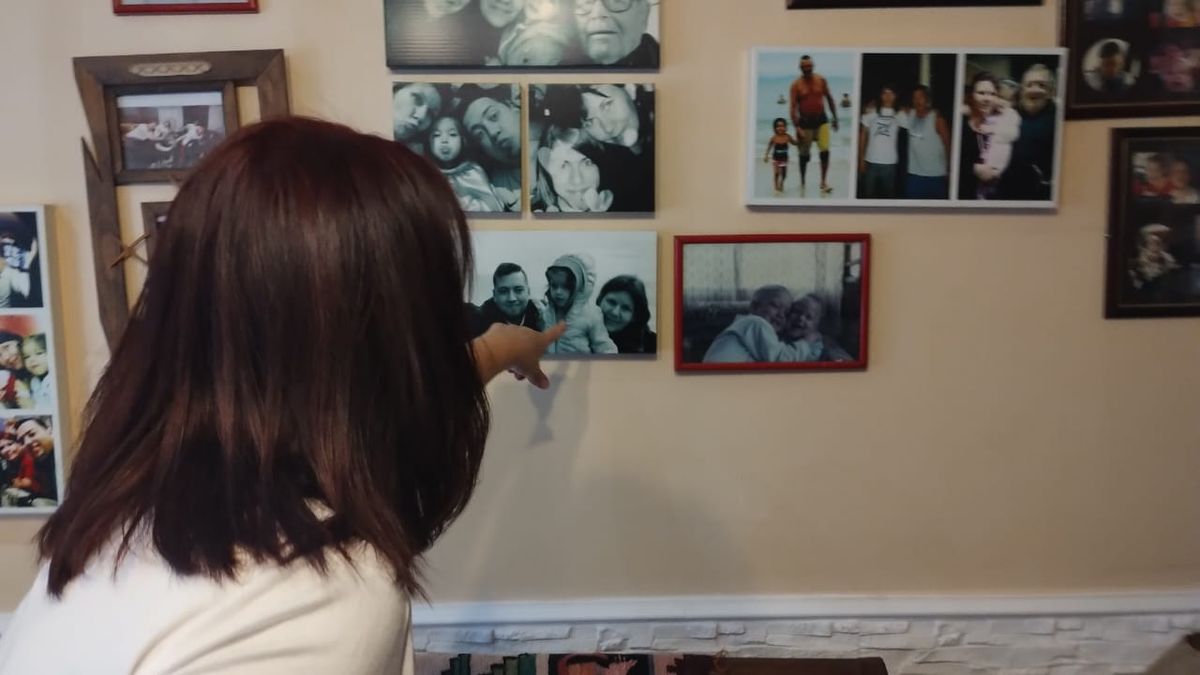 Teresa Pal, la madre de Tomás Trossero, muestra fotos de su hijo, muerto por Pablo Yañez, que manejaba ebrio en 2010.