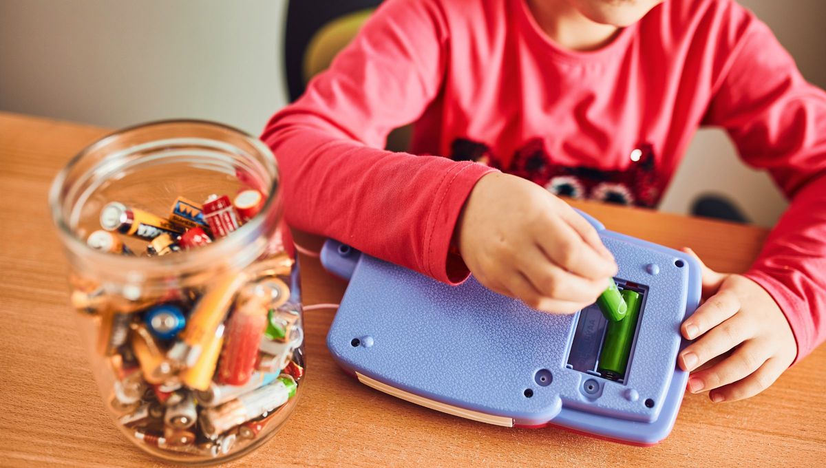 Las pilas y las baterías nos ayudan a que algunos aparatos que las necesiten funcionen correctamente, pero el mismo uso hace que se desgasten o empiecen a andar mal. Las pilas y las baterías nos ayudan a que algunos aparatos que las necesiten funcionen correctamente, pero el mismo uso hace que se desgasten o empiecen a andar mal.