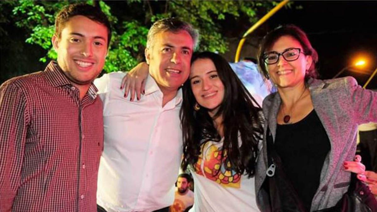 Lautaro (27) junto a su papá Alfredo Cornejo, su hermana Constanza (32) y su mamá Lucía.