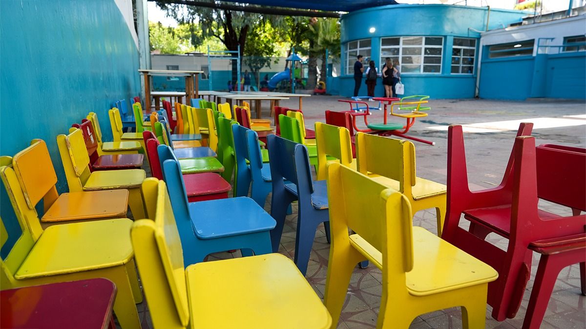 El mobiliario donado consiste en sillas para salas de primera infancia, mesas, juegos infantiles y cambiadores para bebes. El mobiliario donado consiste en sillas para salas de primera infancia, mesas, juegos infantiles y cambiadores para bebes.