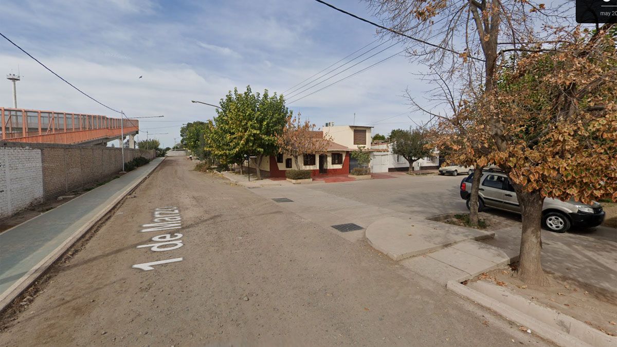 La víctima, de 61 años, era sereno en una obra de cloacas en Palmira, San Martín. Cayó de espaldas a una fogata y el fuego lo envolvió rápidamente.