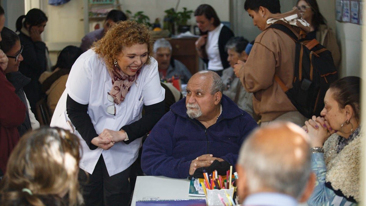 La directora técnica de la Residencia Santa Marta, Sandra Rojo, junto a Adrián Puente, uno de los estudiantes que participa diariamente de las aulas satélites. La directora técnica de la Residencia Santa Marta, Sandra Rojo, junto a Adrián Puente, uno de los estudiantes que participa diariamente de las aulas satélites.