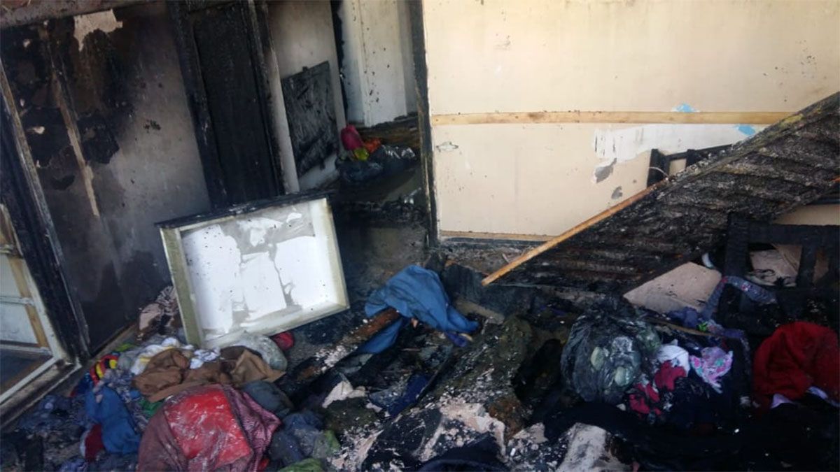 Policías salvaron a dos hermanitos de un incendio en su casa