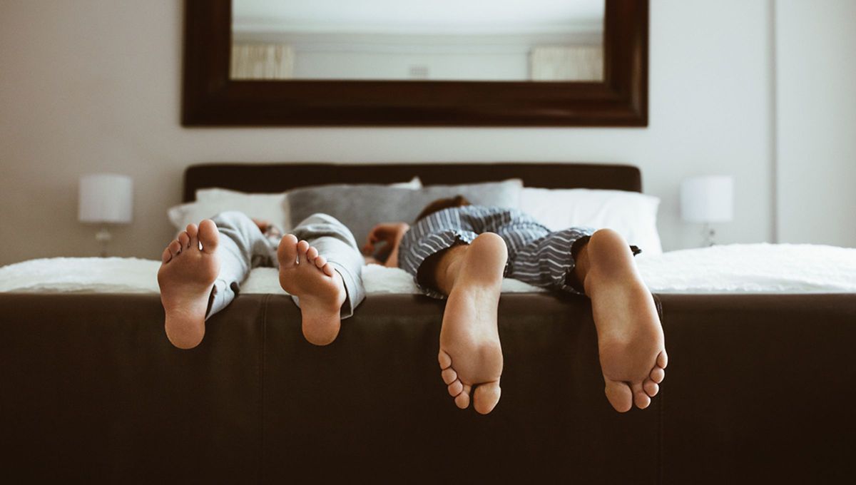 La posición que debes evitar al dormir para tener una postura sana, según un fisioterapeuta