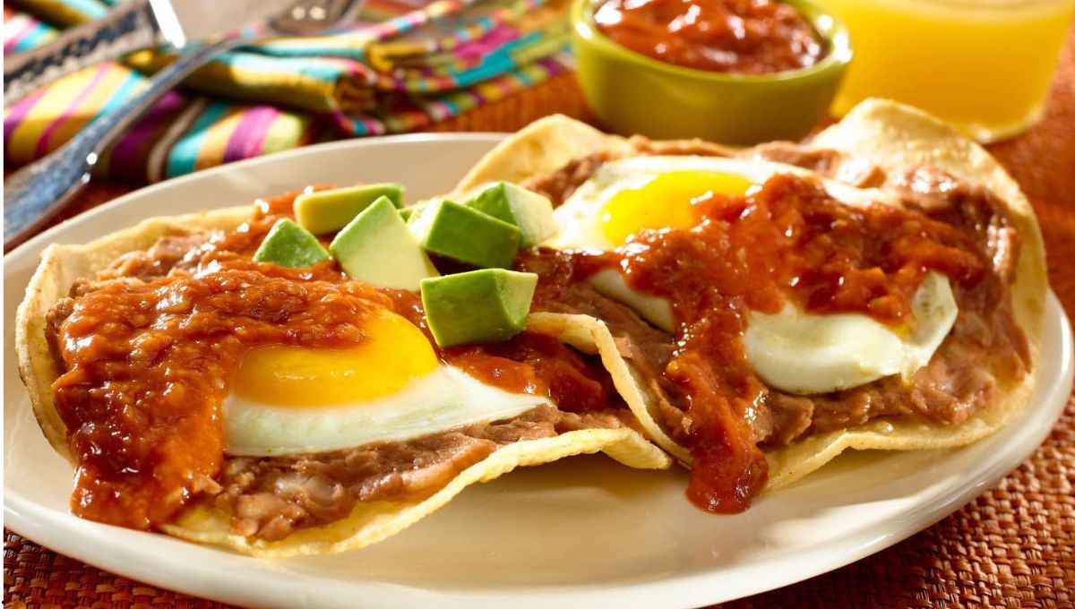 Cómo elaborar los más sabrosos huevos rancheros, la receta del clásico desayuno de México.