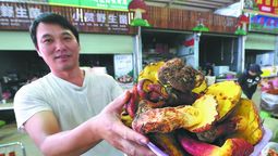 Un comerciante exhibe hongos silvestres frescos de boleto cetrino, o jianshouqing, que son comestibles pero deben cocerse completamente, en un mercado de la provincia de Yunnan. YANG ZHENG / PARA CHINA DAILY.