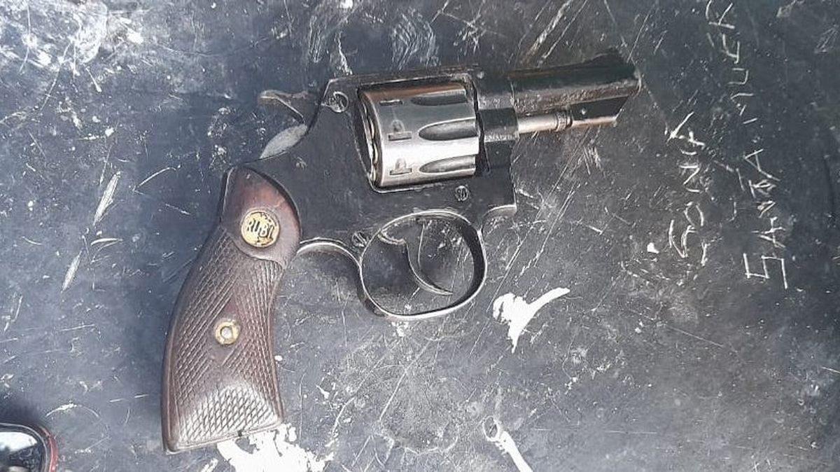 Las armas de fuego secuestradas en los allanamientos, junto con el resto de los elementos y los detenidos quedaron a disposición de la Justicia. Las armas de fuego secuestradas en los allanamientos, junto con el resto de los elementos y los detenidos quedaron a disposición de la Justicia.