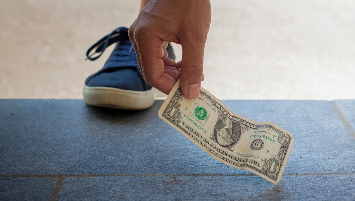 Qué significa si me encuentro plata en la calle y por qué deberia agarrarla