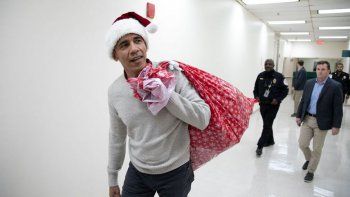 Obama hace de Papá Noel para niños enfermos de un hospital de Washington
