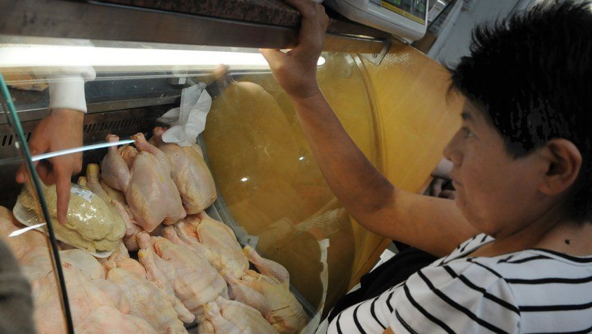 El consumo de pollo per cápita está cerca de igualar al de la carne vacuna
