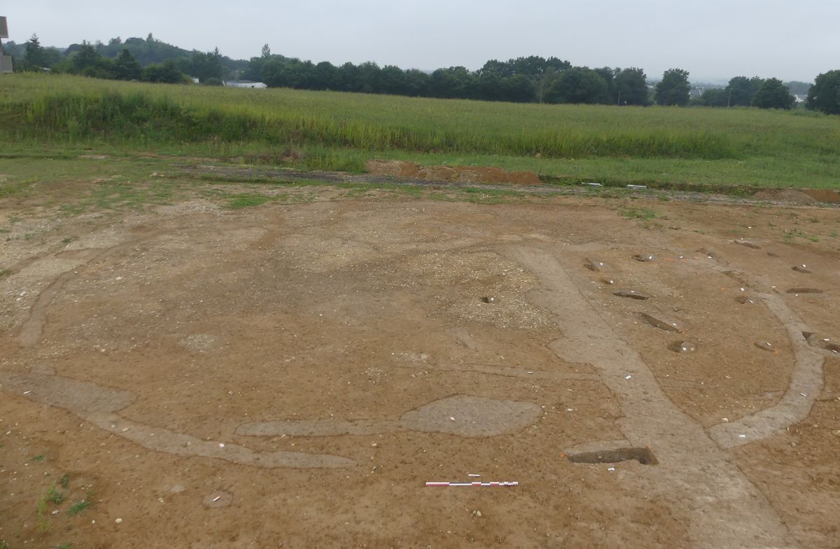 El descubrimiento incluyó también un círculo de la Edad de Hierro. El descubrimiento incluyó también un círculo de la Edad de Hierro.