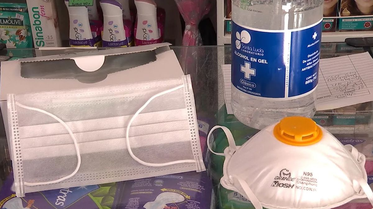 Covid-19: aumentó la venta de barbijos y alcohol en gel por la suba de casos positivos. Aconsejan completar la vacunación Covid-19: aumentó la venta de barbijos y alcohol en gel por la suba de casos positivos. Aconsejan completar la vacunación