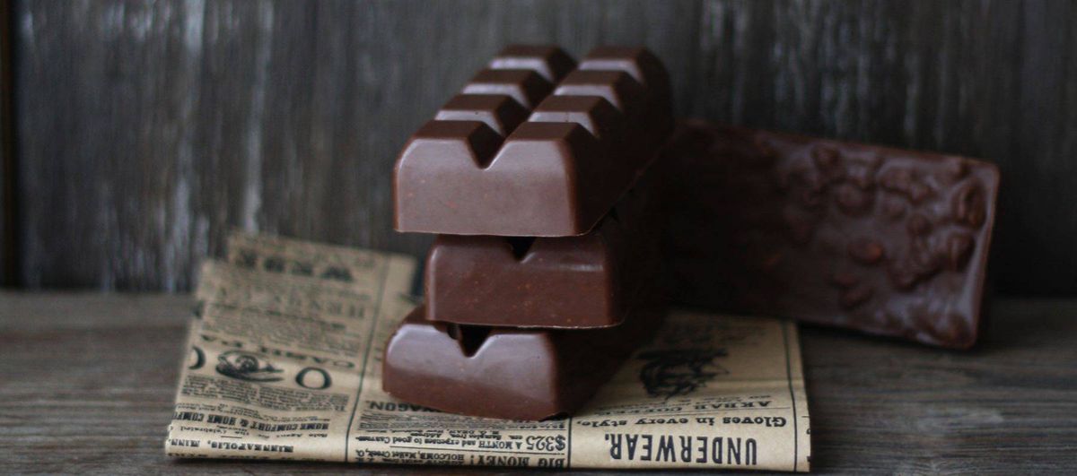 Asqueroso. Compró un bocadito de chocolate reconocido y venía con visitantes.