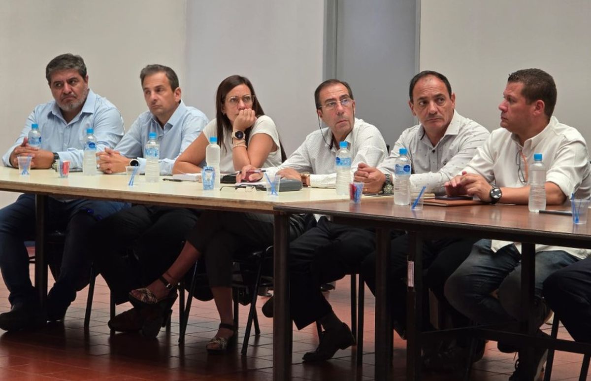 Principales referentes de las empresas eléctricas participaron de la reunión para dar a conocer la importante reducción del robo de cobre en Mendoza. Principales referentes de las empresas eléctricas participaron de la reunión para dar a conocer la importante reducción del robo de cobre en Mendoza.