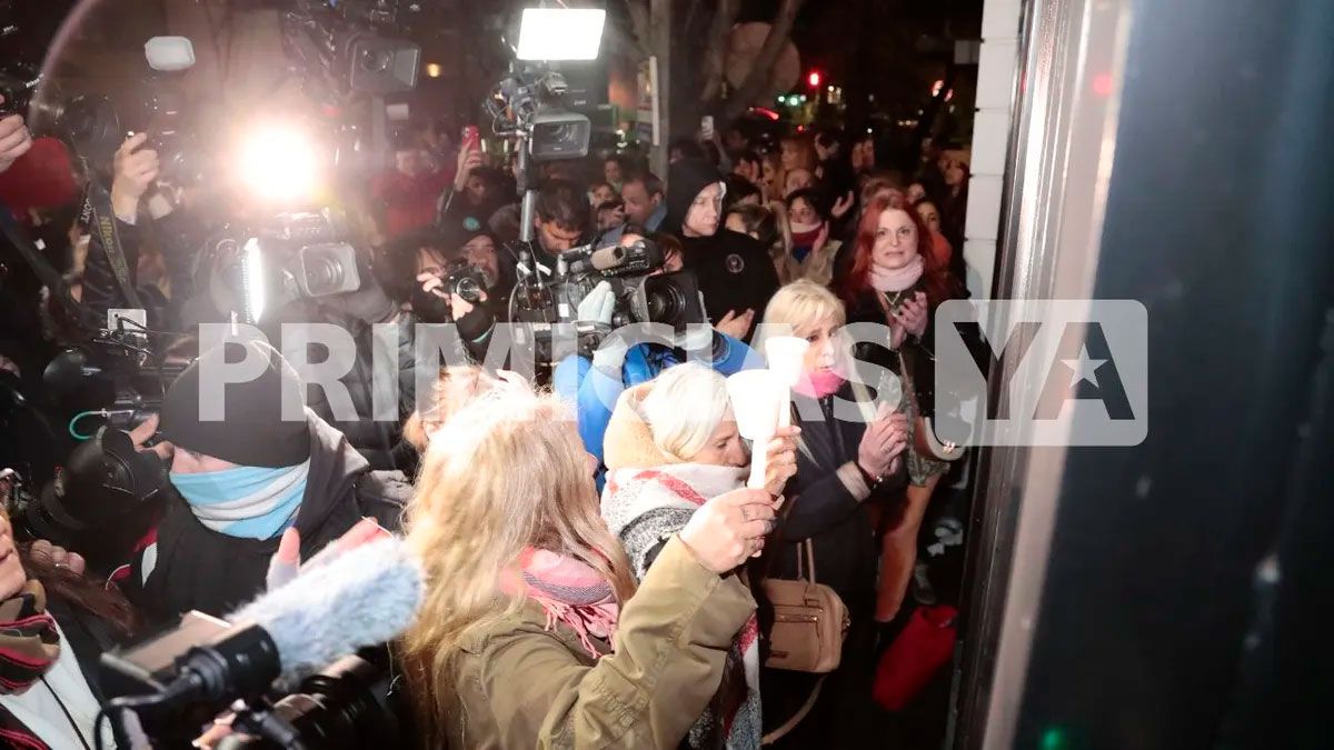 Este miércoles por la noche se llevó a cabo una manifestación por Silvina Luna y otras víctimas de Aníbal Lotocki frente a la casa del cirujano, en el barrio de Florida. Este miércoles por la noche se llevó a cabo una manifestación por Silvina Luna y otras víctimas de Aníbal Lotocki frente a la casa del cirujano, en el barrio de Florida.