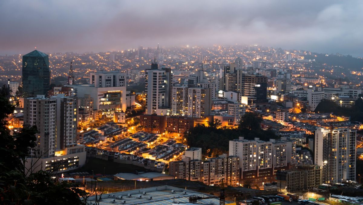 La ciudad combina arquitectura colonial y moderna, con edificios históricos como la Catedral de Manizales, conocida por ser una de las más altas de América del Sur. La ciudad combina arquitectura colonial y moderna, con edificios históricos como la Catedral de Manizales, conocida por ser una de las más altas de América del Sur.